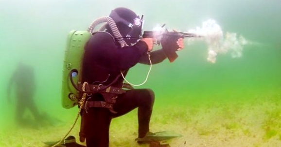 diver operating assault rifle.jpg