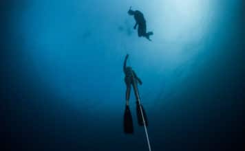 Freediver ascending along the rope in the depth